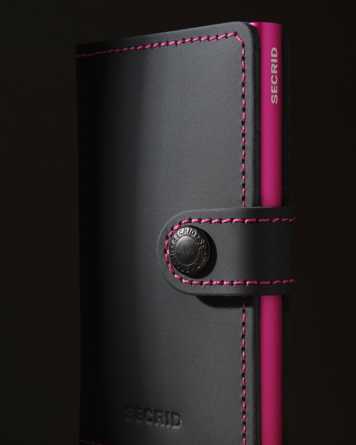 Secrid Miniwallet - Matte Black/Fuchsia